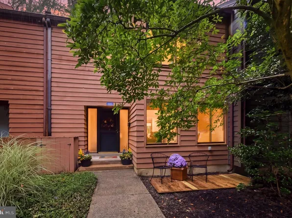 11570 Woodhollow Ct, Reston, VA 20191