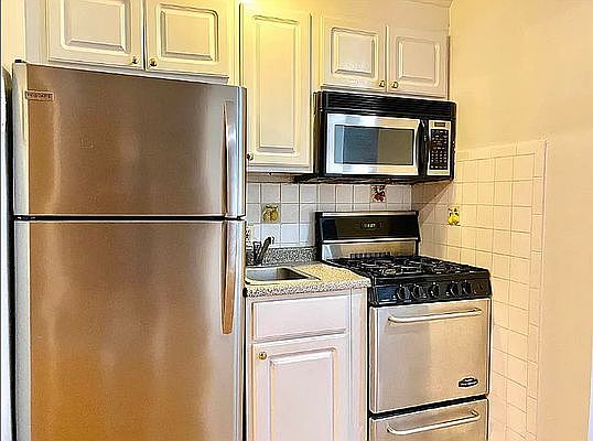 3rd image of 442 W 45th St #2R