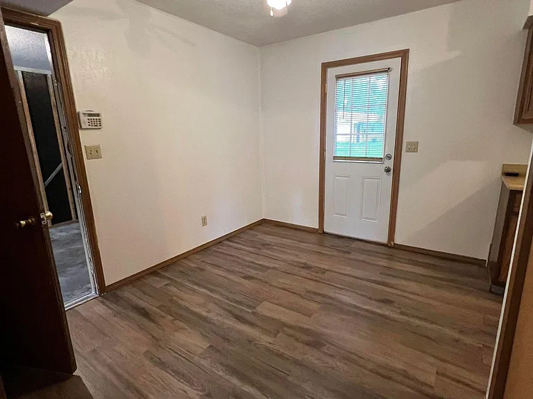 1036 Village Ln — Photo 8