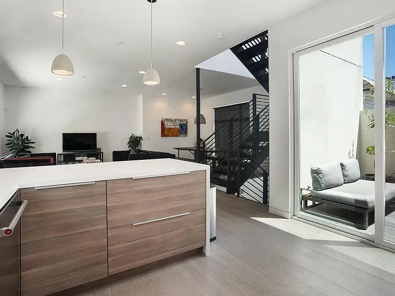 3235 Louise St — Photo 13