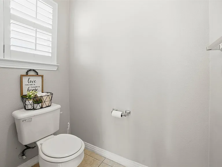 409 E Austin Ave — Photo 30