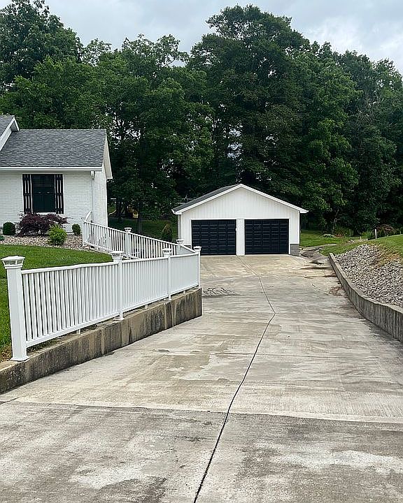 2nd image of 216 Parkwood Dr