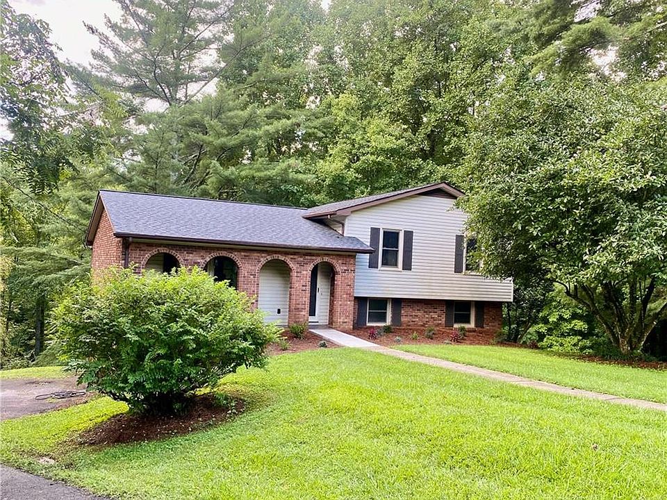 1st image of 101 Clover Leaf Cir