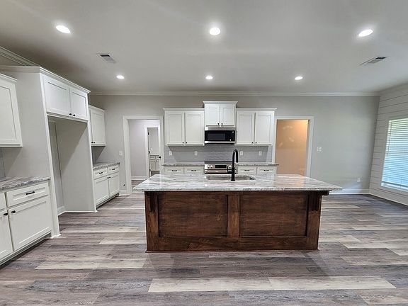 5th image of 121 Sawtooth Dr