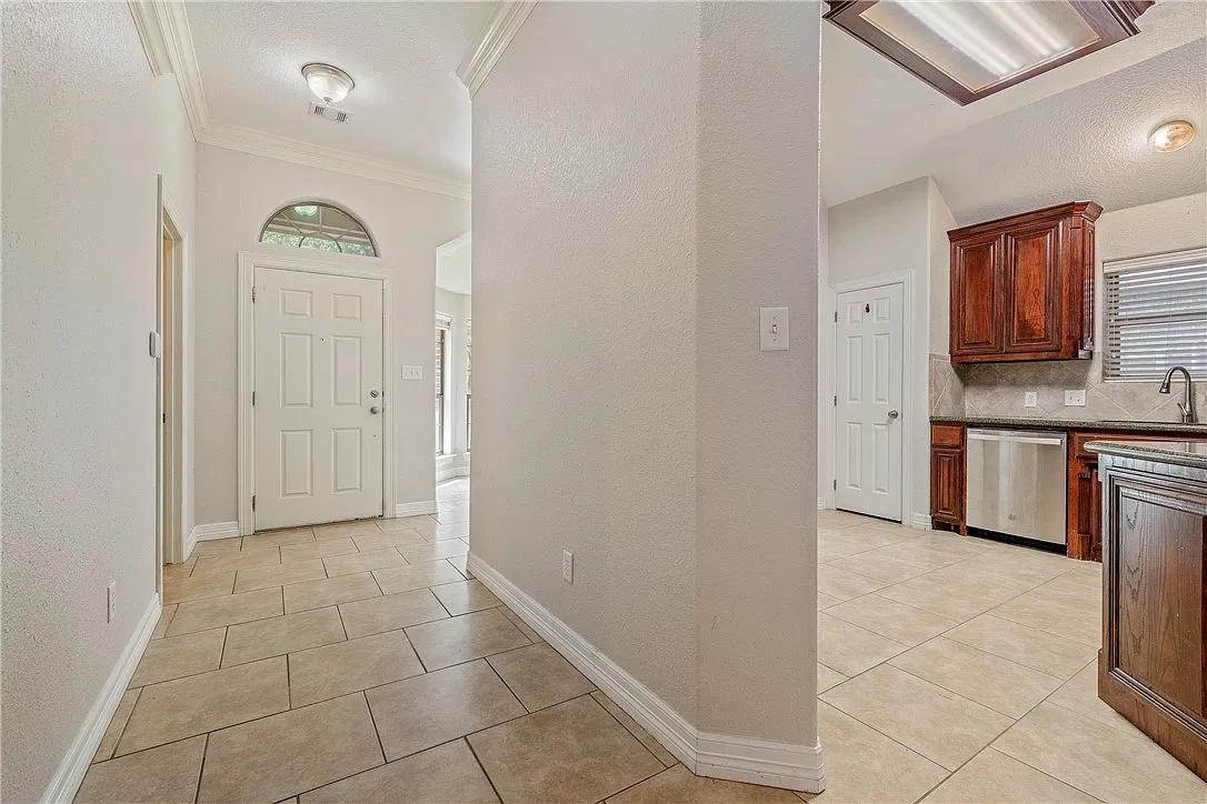 3 bed, 1689 sqft, $2,300 — Photo 3