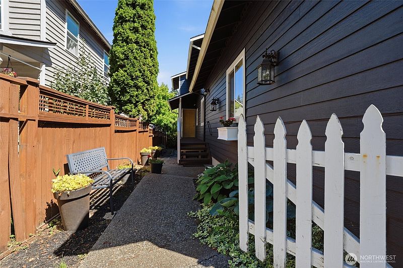 2nd image of 18656 4th Avenue NE