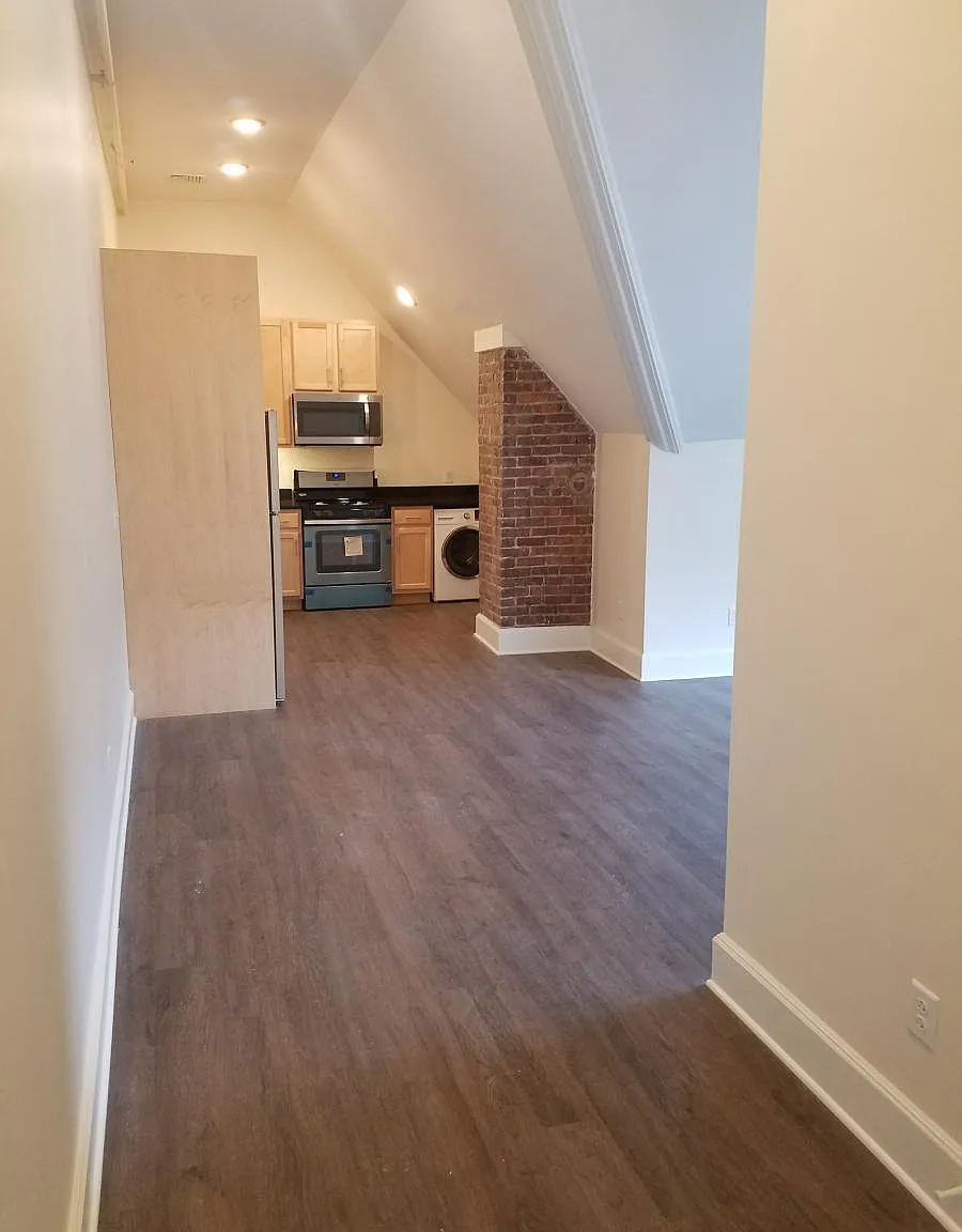 2 bed, 700 sqft, $1,500 — Photo 2