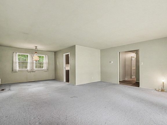 5th image of 467 Boyd Cir