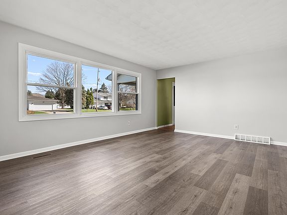 4th image of 2701 Hemlock Ave