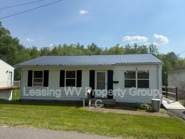 1 Surrey Dr, Hurricane, WV 25526
