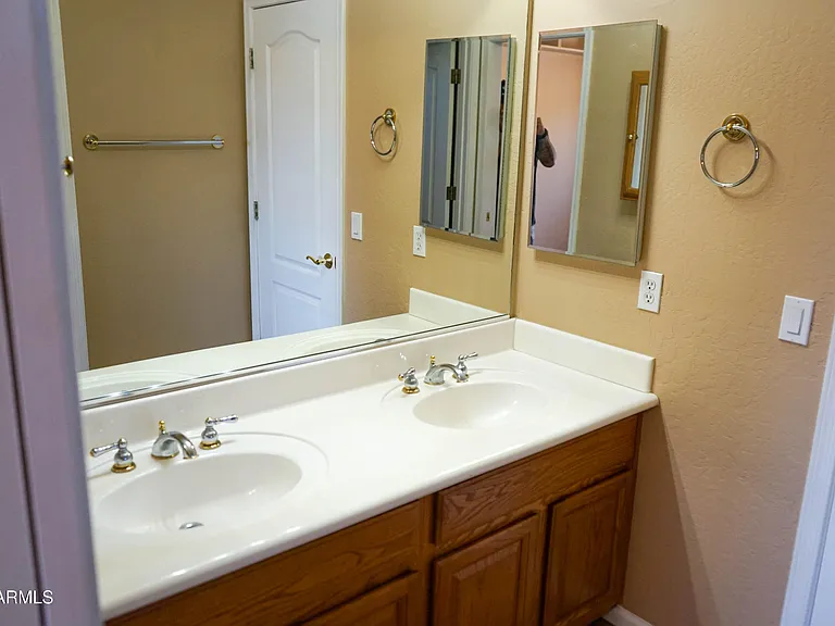 541 N Danielson Way — Photo 42
