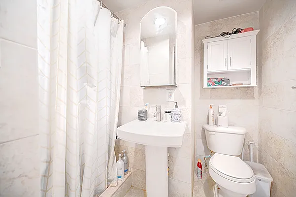 Rented by Urbane Brokerage | media 21