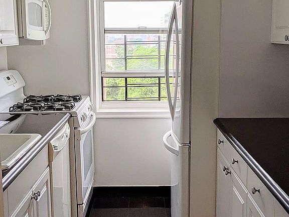 3rd image of 4555 Henry Hudson Pkwy APT 1109