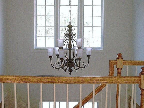 2 Story Foyer w/butterfly staircase