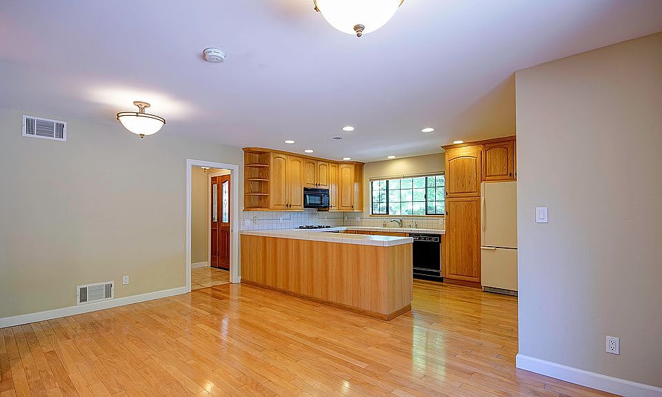 Kitchen - Dining Area