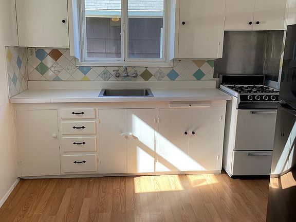 3rd image of 27001 Vernon Ave #6