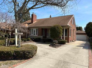 19994 E William Ct, Grosse Pointe Woods, MI 48236