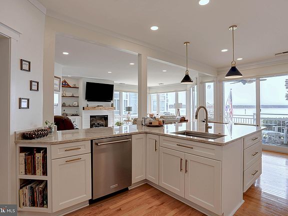 5th image of 811 Oyster Cove Dr