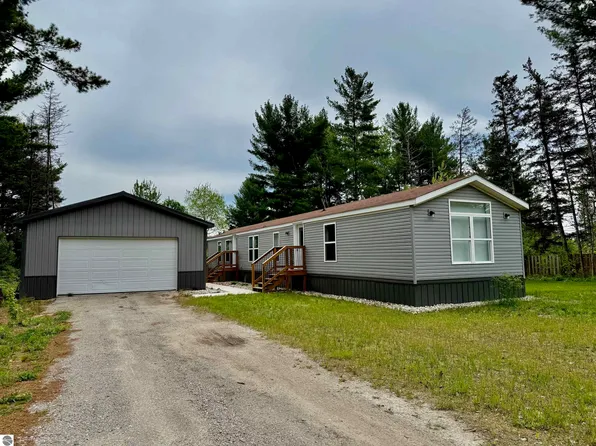 8285 Liberty Ln, Cadillac, MI 49601