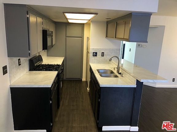 5th image of 15946 Vanowen St Unit 109