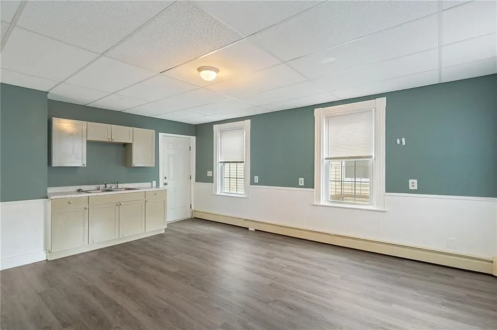 3 bed, 1.0 bath, 1102 sqft, $2,000 — Photo 3