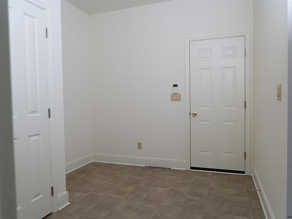 5th image of 9 Howland Park Dr