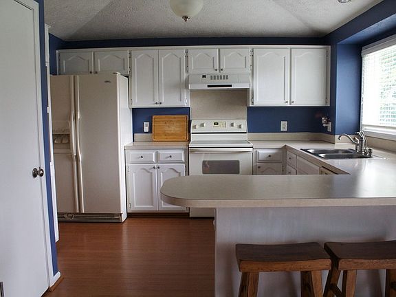 Kitchen
						:
						Laminate flooring