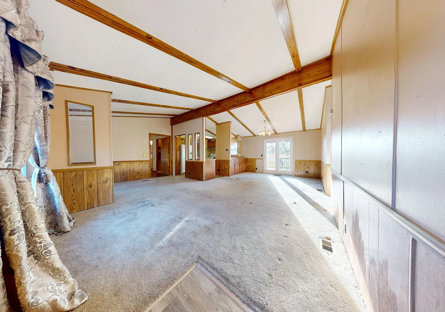 South Central ranch with large garage — Photo 3