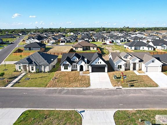 4th image of 320 Brooks Cir S