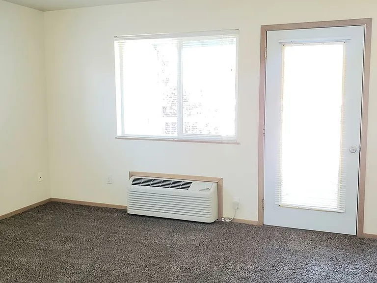 587 Eastmont Ave — Photo 5