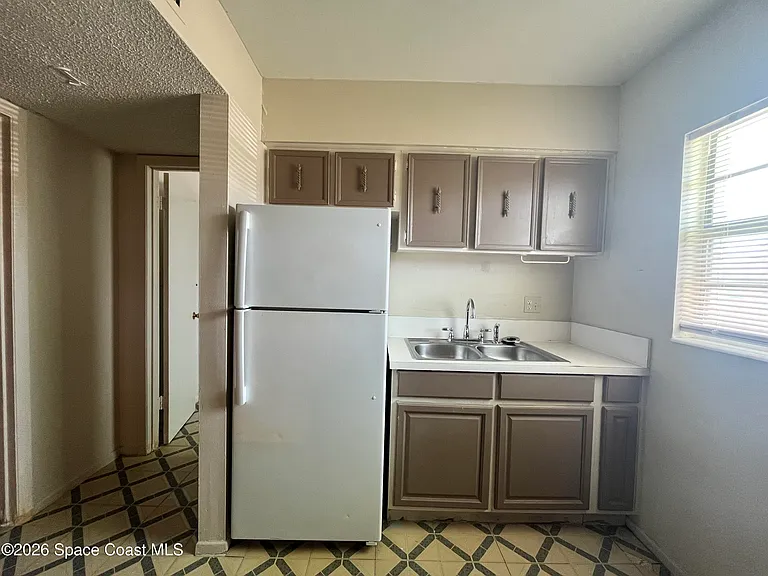 2221 N Pineapple Ave #2 — Photo 4