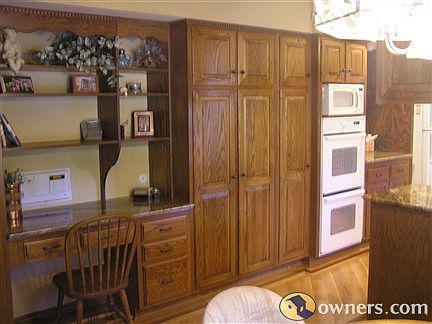 Built in desk/bookshelves