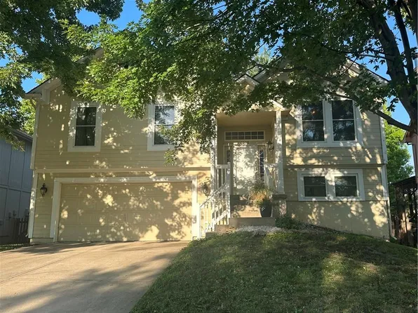 1028 N Crest Dr, Olathe, KS 66061