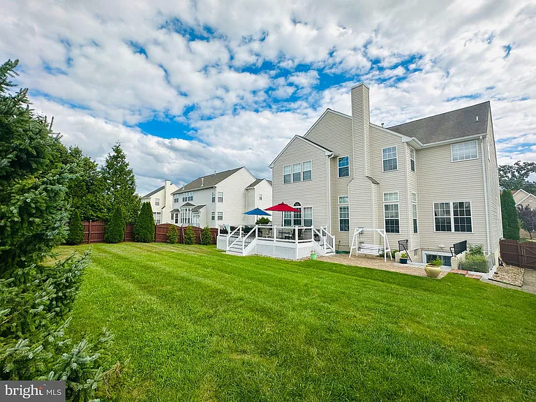 120 Nassau Dr — Photo 28
