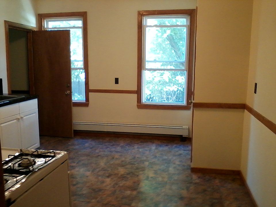 eat-in kitchen