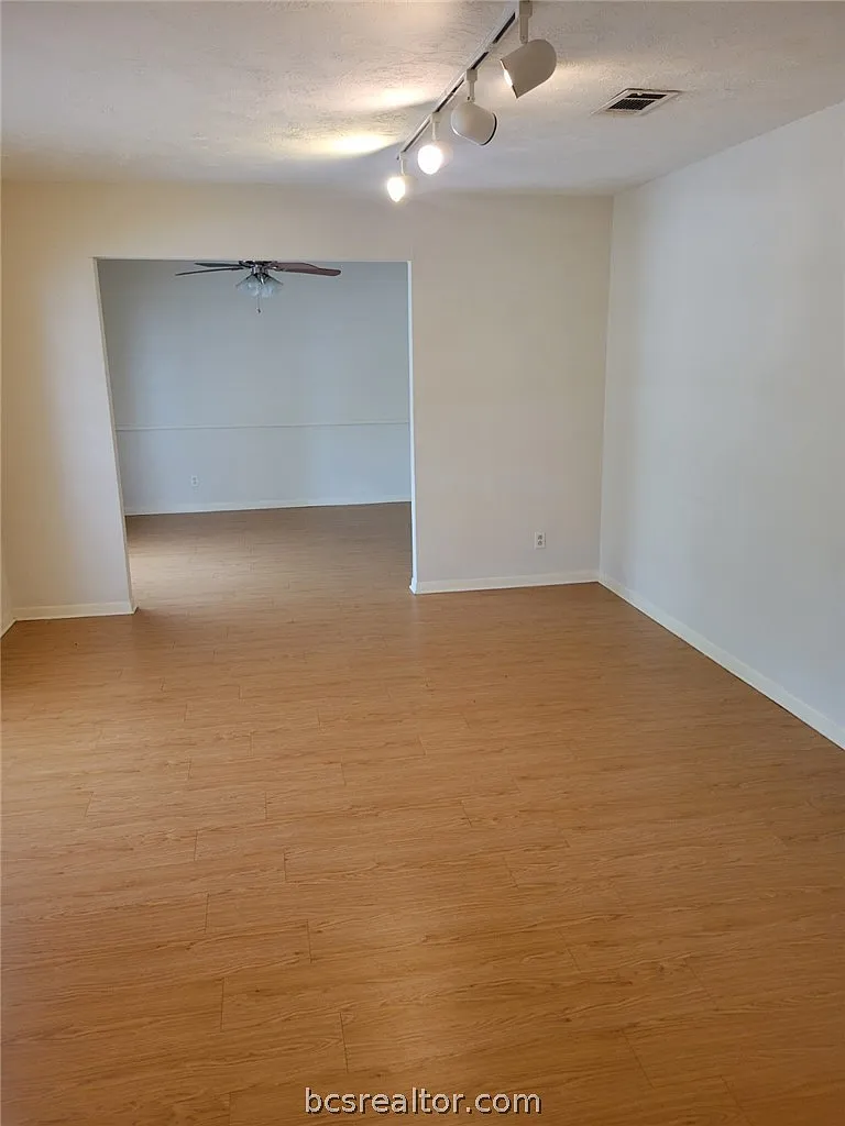 4 bed, 1990 sqft, $1,900 — Photo 3