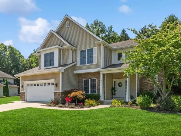 3744 Fox Crossing Dr, Saint Joseph, MI 49085