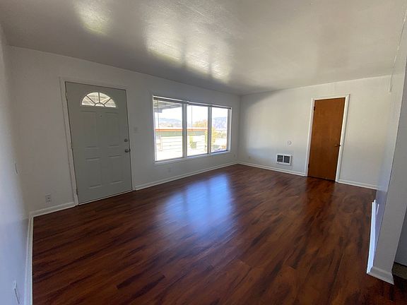 4th image of 704 W 14th St
