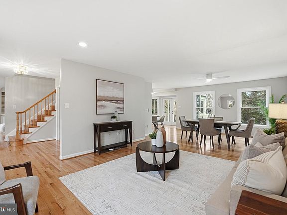 4th image of 601 Sideling Ct NE