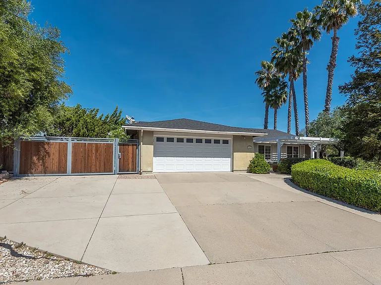 14 Nadine Ct — Photo 1