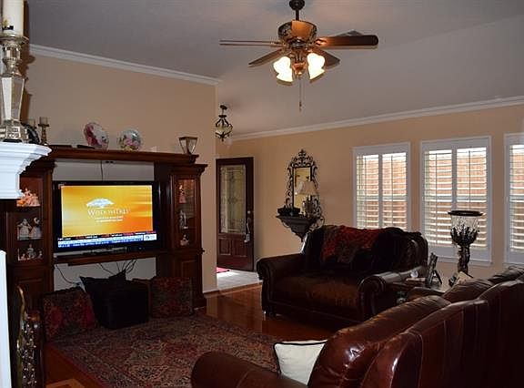 3rd image of 421 Windy Hill Ln