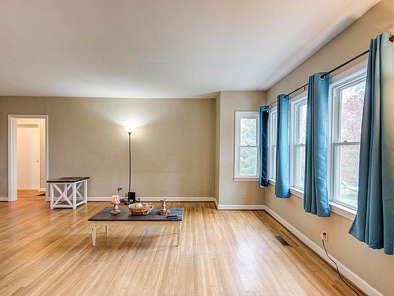 5th image of 9881 Smith St