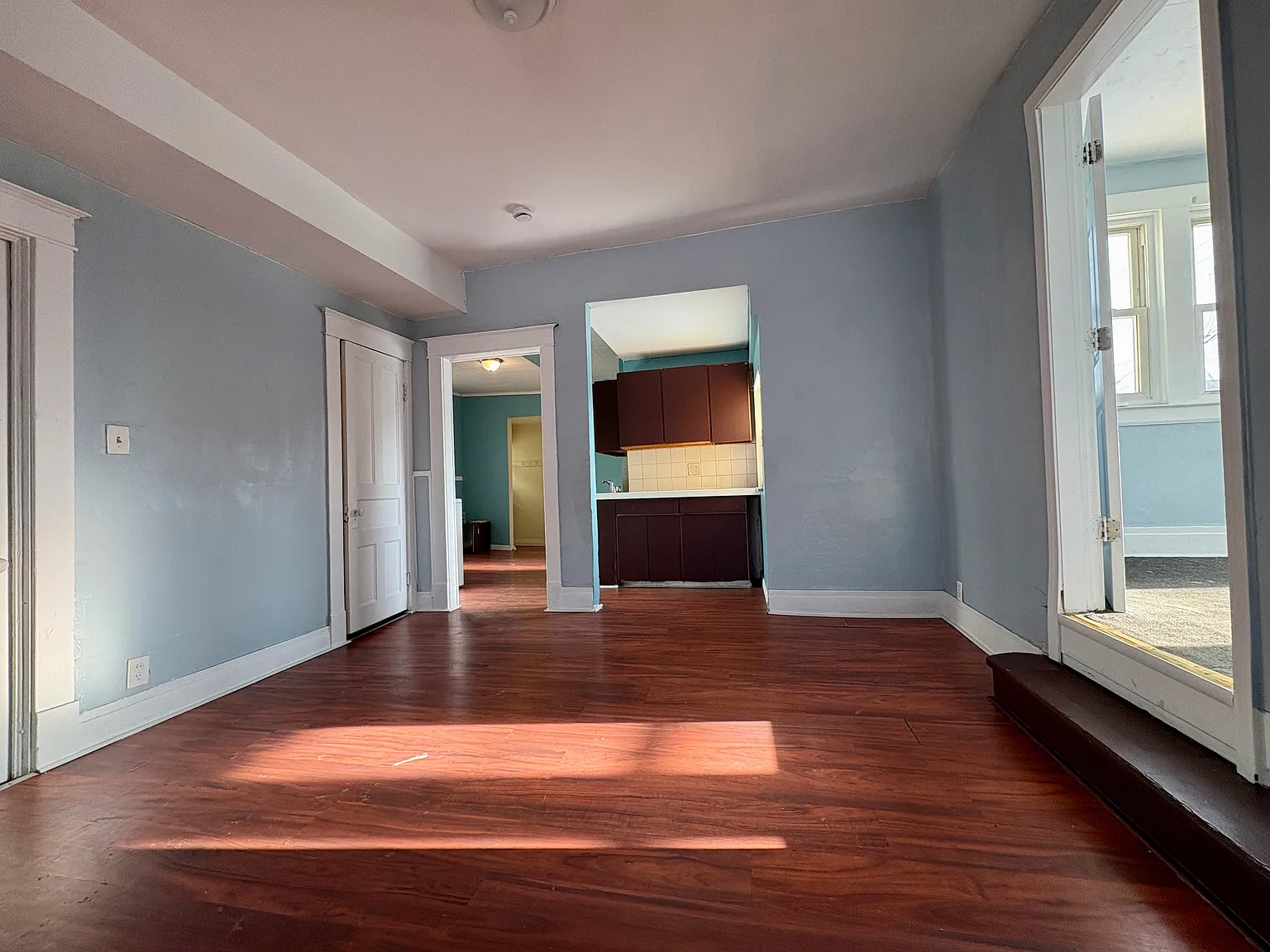 5 bed, 1200 sqft, $1,800 — Photo 2