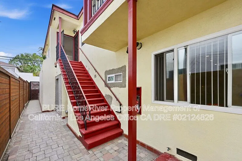3 bed, 2.0 bath, 1300 sqft, $4,195 — Photo 2
