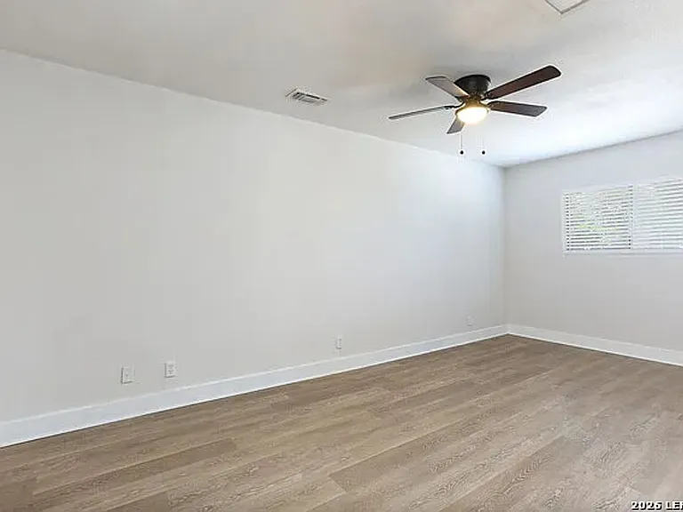 2027 Leesburg St — Photo 12