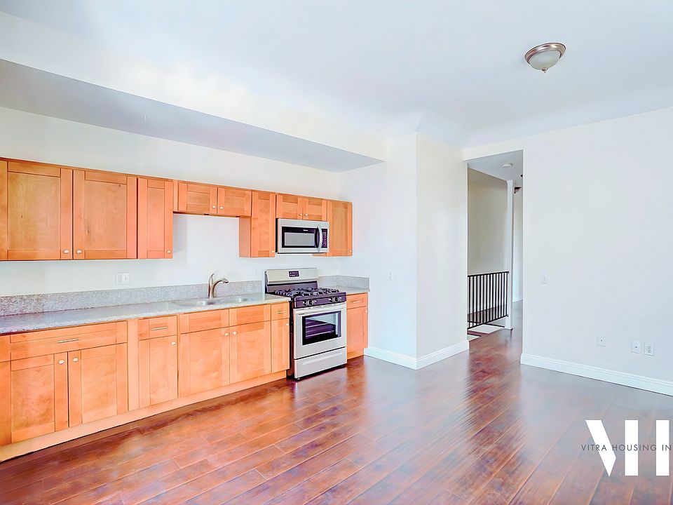 Expansive kitchen and living area, with hardwood throughout!