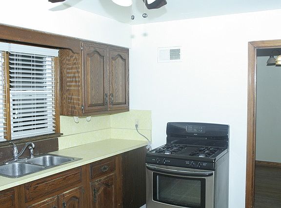 2nd image of 921 Wentworth Ave