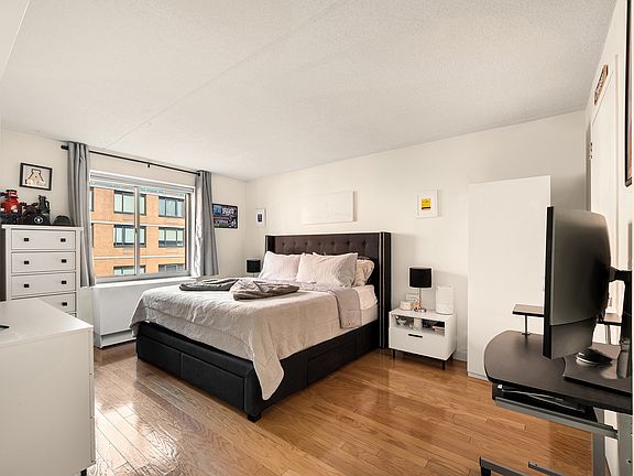 4th image of 555 W 23rd St APT S11c