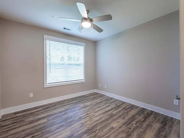 Foxwood Apartments — Photo 120