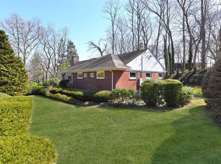 4 Midwood Dr, Centerport, NY 11721